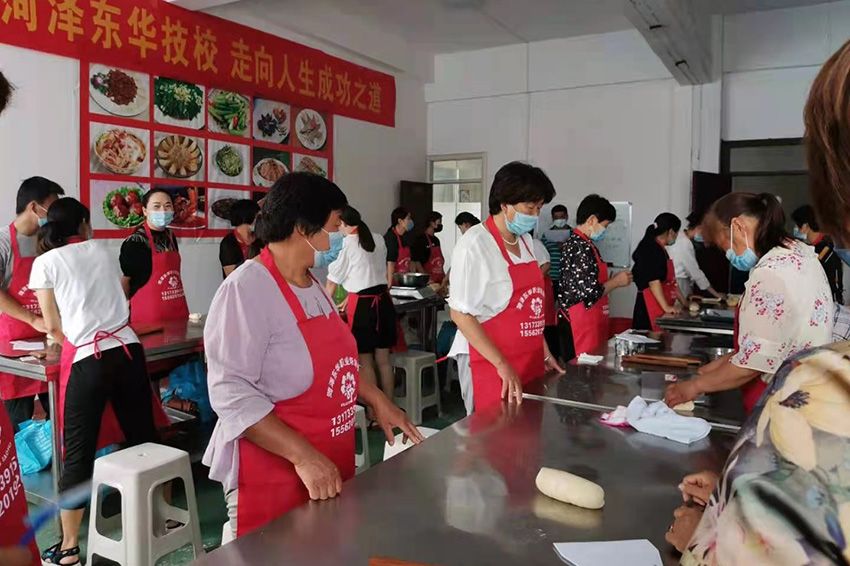 點擊查看詳細信息<br>標題：餐飲面點培訓中 閱讀次數(shù)：4298
